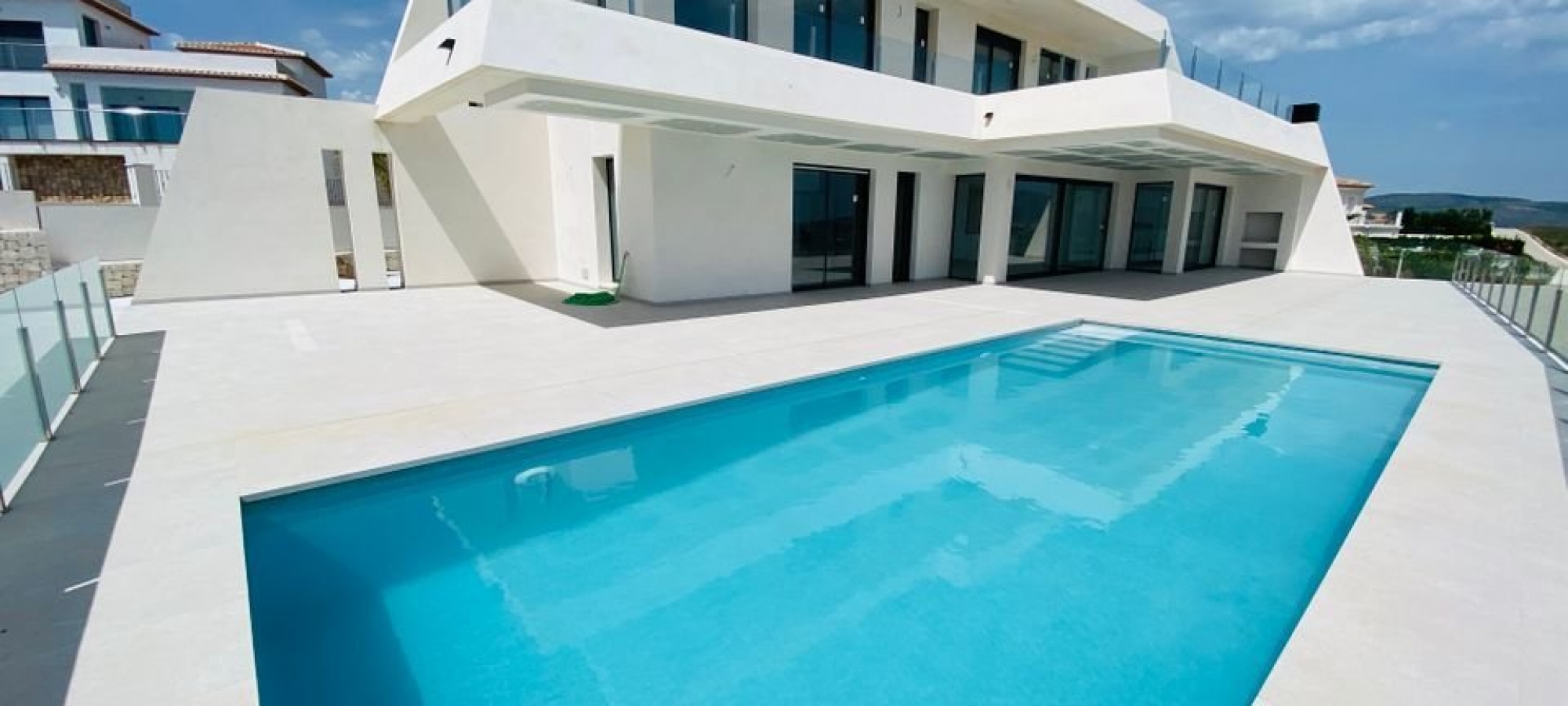 Modern New build sea view villa with 4 bedrooms. Ready to move into.