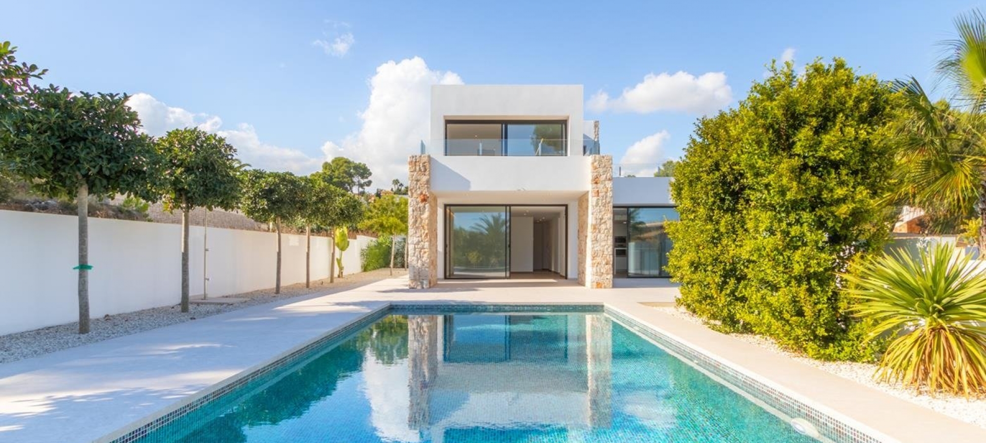 COSTA BLANCA >> BENISSA >> LA FUSTERA - Nybygget villa i moderne stil med 3 soveværelser og tæt på stranden og faciliteter.