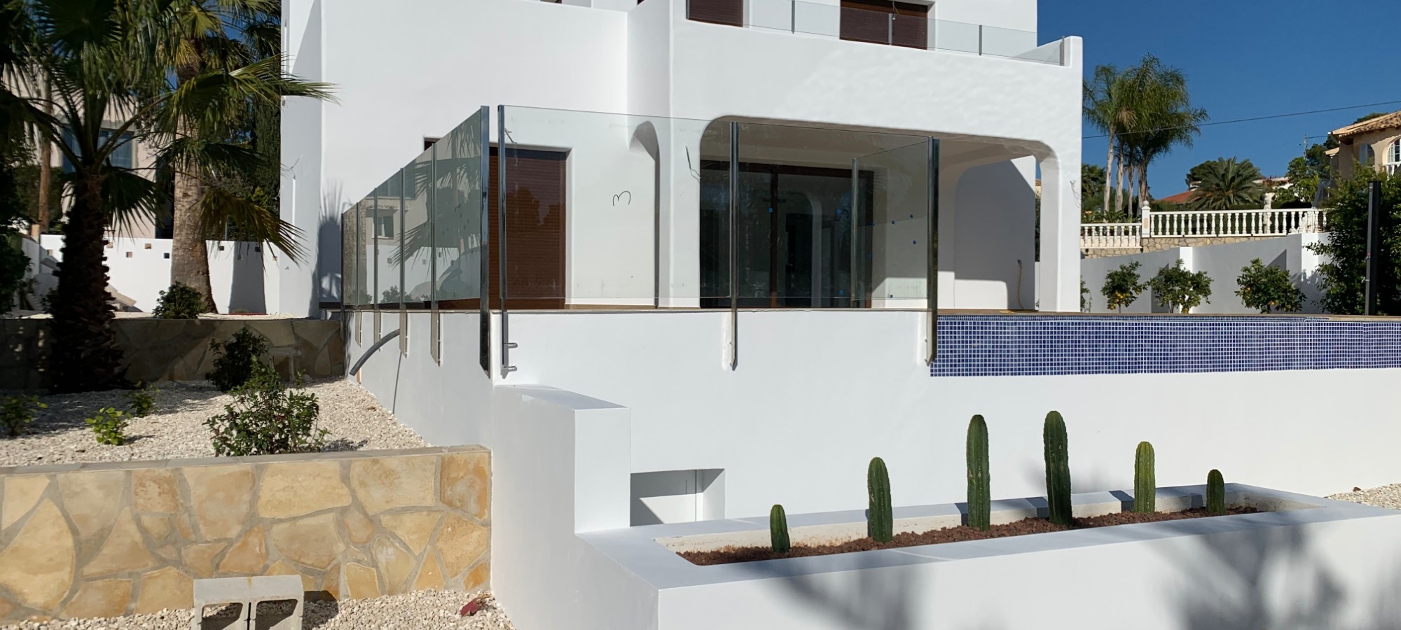 CALPE> CARRIO - 3 værelse nybygget villa i Ibiza-stil og privat swimmingpool ikke langt fra stranden.