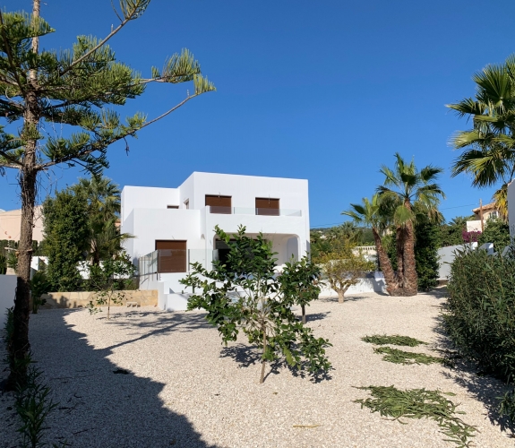 CALPE> CARRIO - 3 værelse nybygget villa i Ibiza-stil og privat swimmingpool ikke langt fra stran...