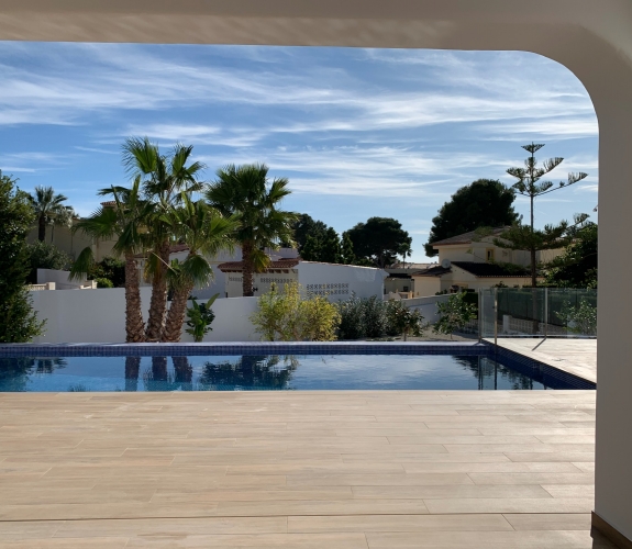 CALPE> CARRIO - 3 værelse nybygget villa i Ibiza-stil og privat swimmingpool ikke langt fra stran...