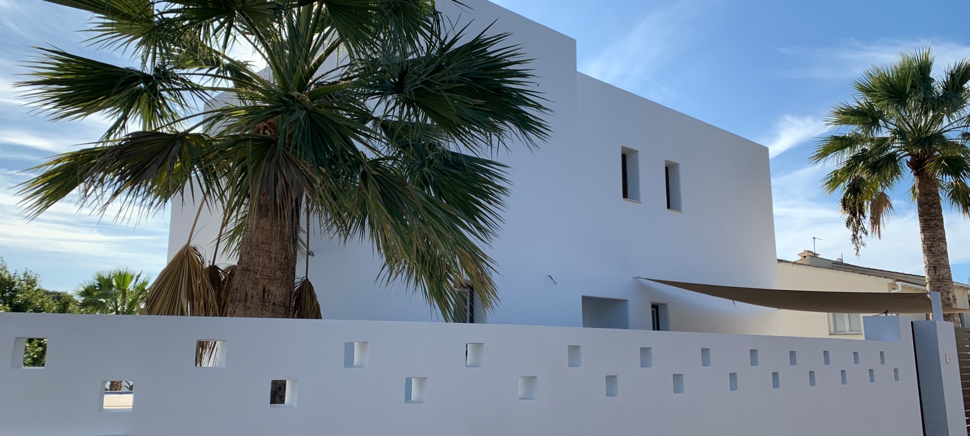 CALPE > CARRIO - 3 bedroom new build villa in Ibiza style and private swimming pool not far from the beach.