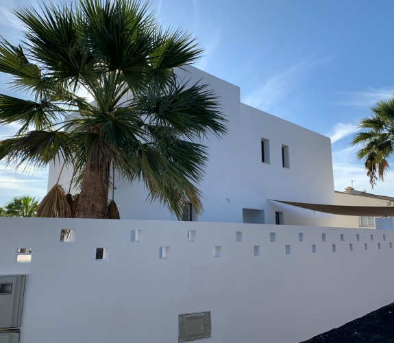 CALPE> CARRIO - 3 værelse nybygget villa i Ibiza-stil og privat swimmingpool ikke langt fra stran...