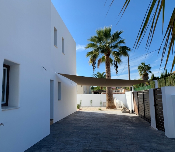 CALPE> CARRIO - 3 værelse nybygget villa i Ibiza-stil og privat swimmingpool ikke langt fra stran...