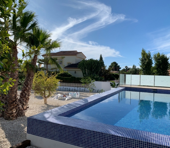 CALPE> CARRIO - 3 værelse nybygget villa i Ibiza-stil og privat swimmingpool ikke langt fra stran...