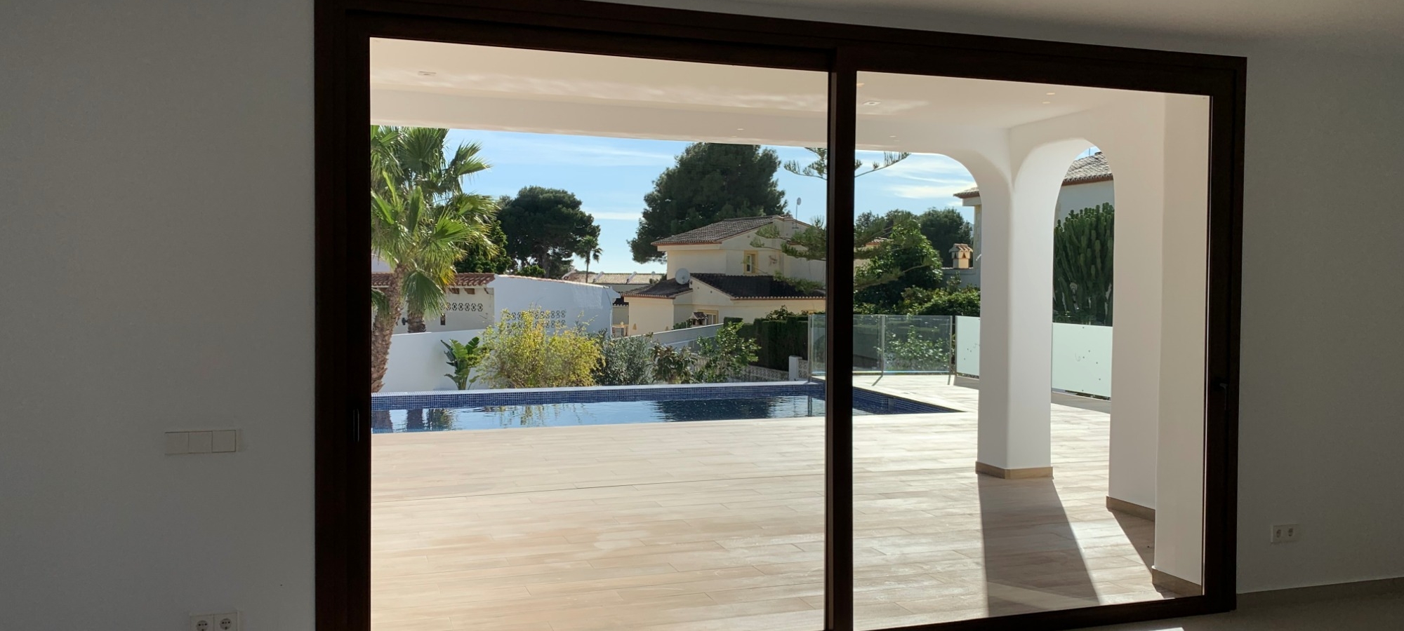 CALPE > CARRIO - 3 bedroom new build villa in Ibiza style and private swimming pool not far from the beach.