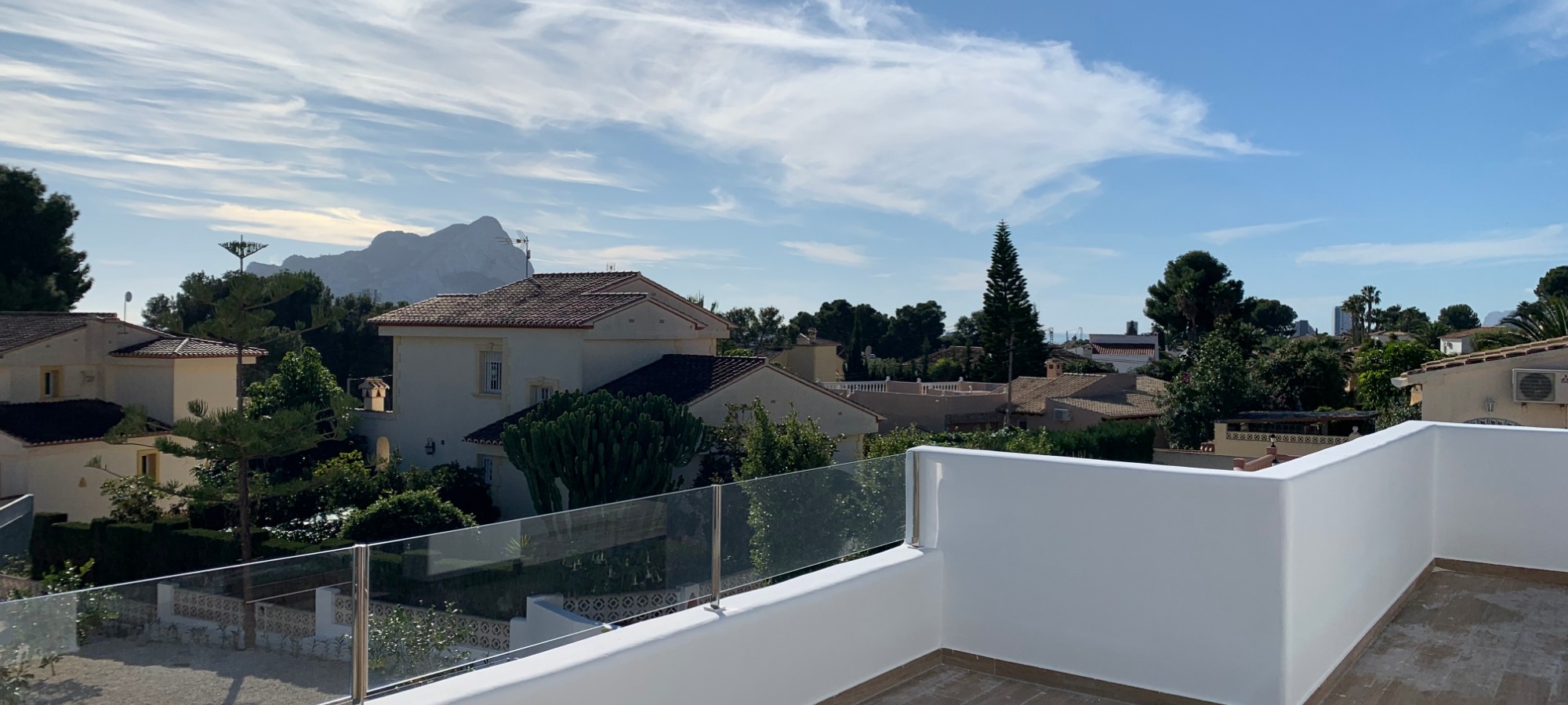 CALPE> CARRIO - 3 værelse nybygget villa i Ibiza-stil og privat swimmingpool ikke langt fra stranden.