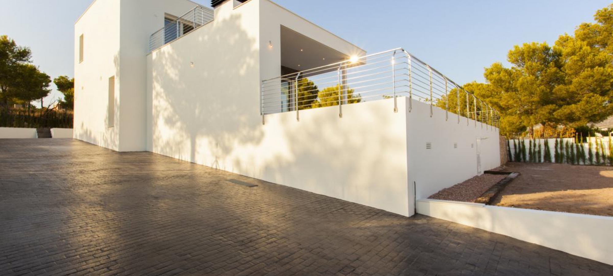 MORAIRA > EL TESORO - A modern style new build villa for sale with panoramic sea views in a new urbanisation.