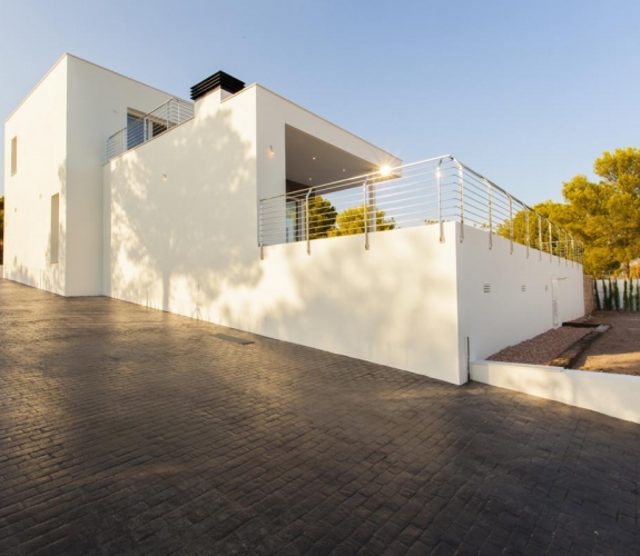 MORAIRA > EL TESORO - A modern style new build villa for sale with panoramic sea views in a new u...