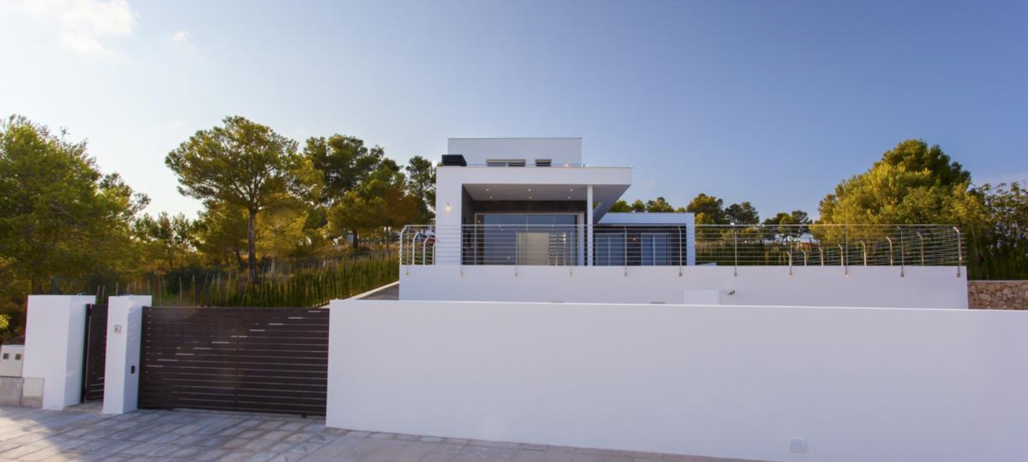 MORAIRA > EL TESORO - A modern style new build villa for sale with panoramic sea views in a new urbanisation.