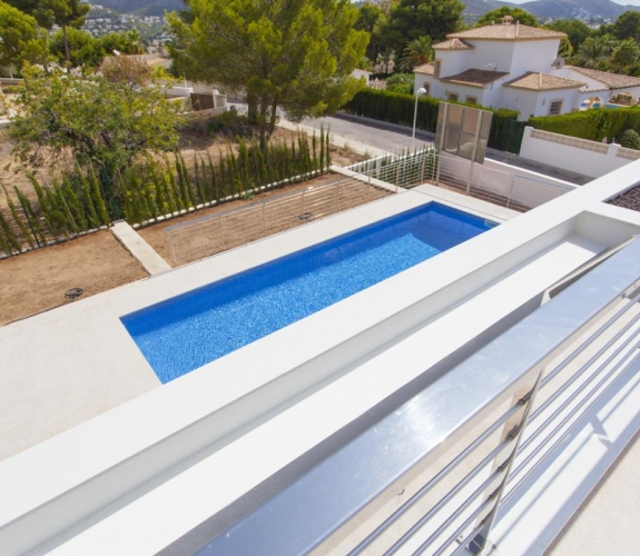 MORAIRA> EL TESORO - En nybygget villa i moderne stil til salg med panoramaudsigt over havet