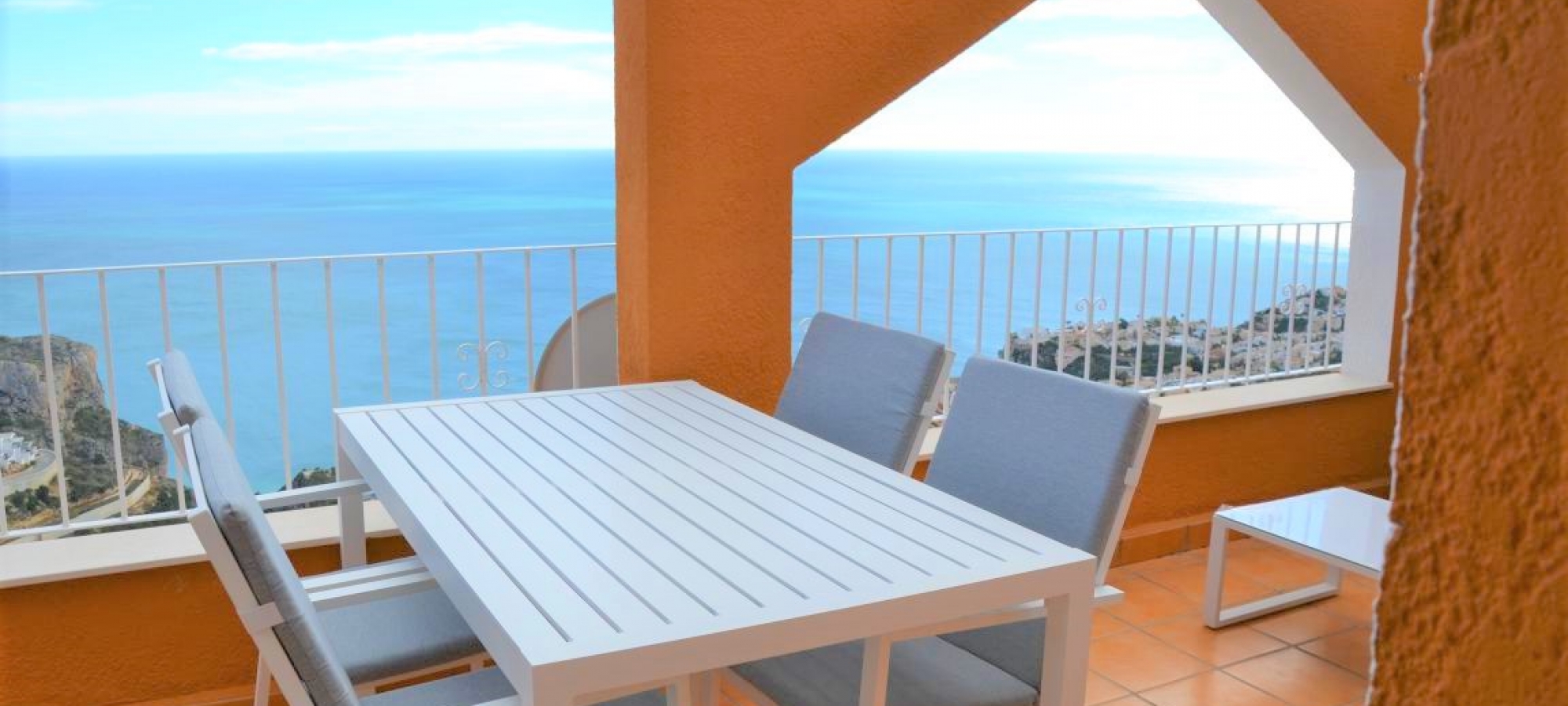 PUEBLO PANORAMA > 3 bedroom, 2 bathroom duplex apartment with stunning panoramic sea views