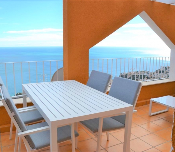 PUEBLO PANORAMA > 3 bedroom, 2 bathroom duplex apartment with stunning panoramic sea views