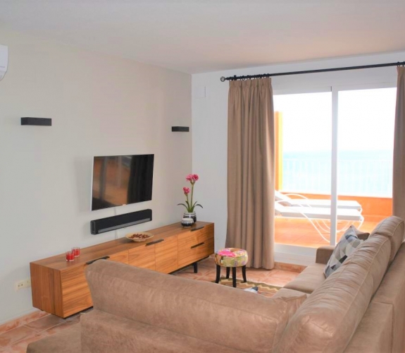 PUEBLO PANORAMA > 3 bedroom, 2 bathroom duplex apartment with stunning panoramic sea views