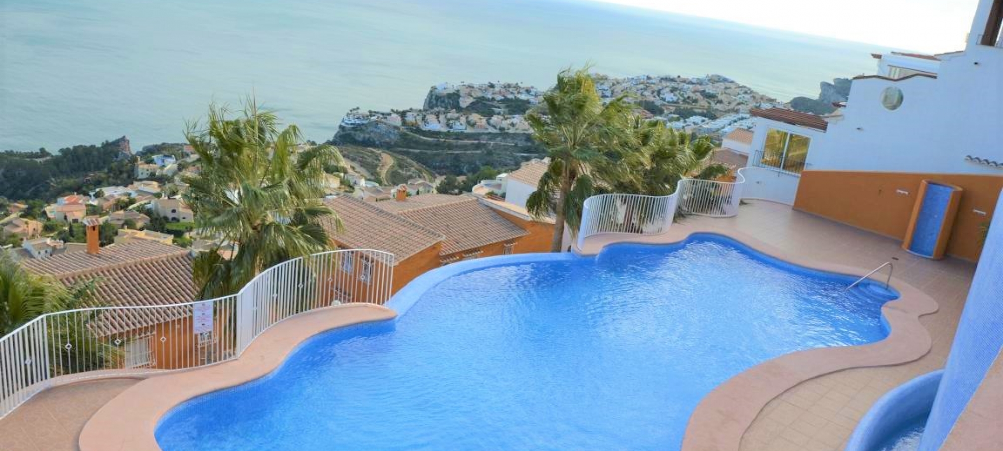 PUEBLO PANORAMA > 3 bedroom, 2 bathroom duplex apartment with stunning panoramic sea views