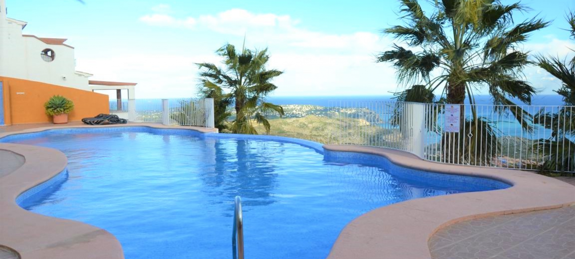 PUEBLO PANORAMA > 3 bedroom, 2 bathroom duplex apartment with stunning panoramic sea views