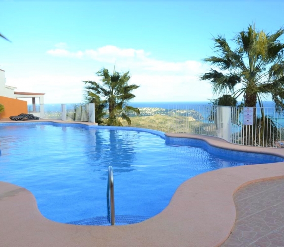 PUEBLO PANORAMA > 3 bedroom, 2 bathroom duplex apartment with stunning panoramic sea views