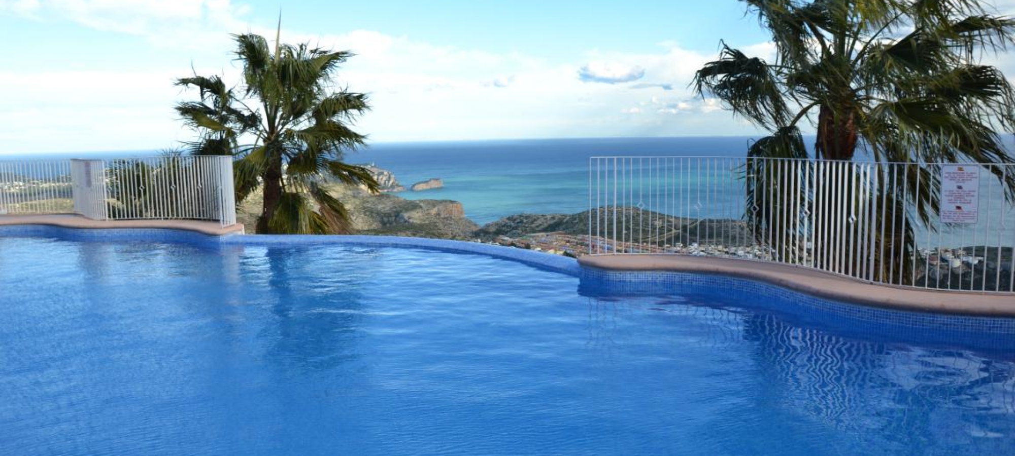 PUEBLO PANORAMA > 3 bedroom, 2 bathroom duplex apartment with stunning panoramic sea views