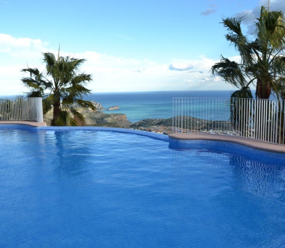 PUEBLO PANORAMA > 3 bedroom, 2 bathroom duplex apartment with stunning panoramic sea views