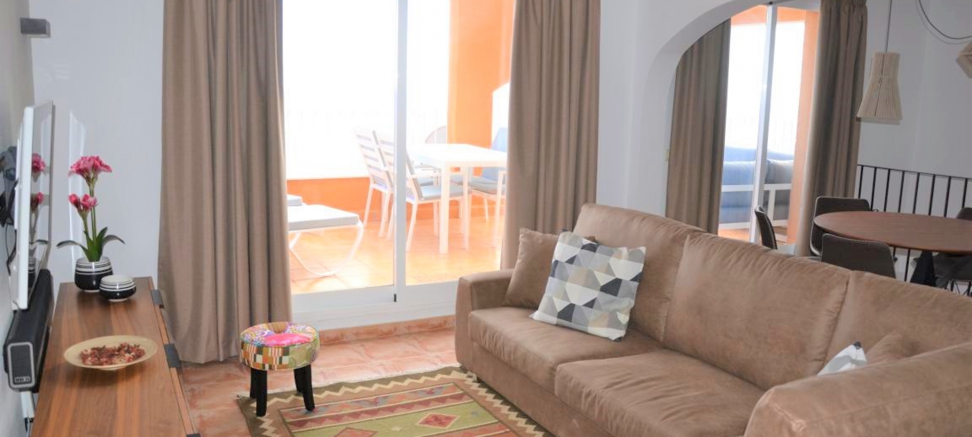 PUEBLO PANORAMA > 3 bedroom, 2 bathroom duplex apartment with stunning panoramic sea views