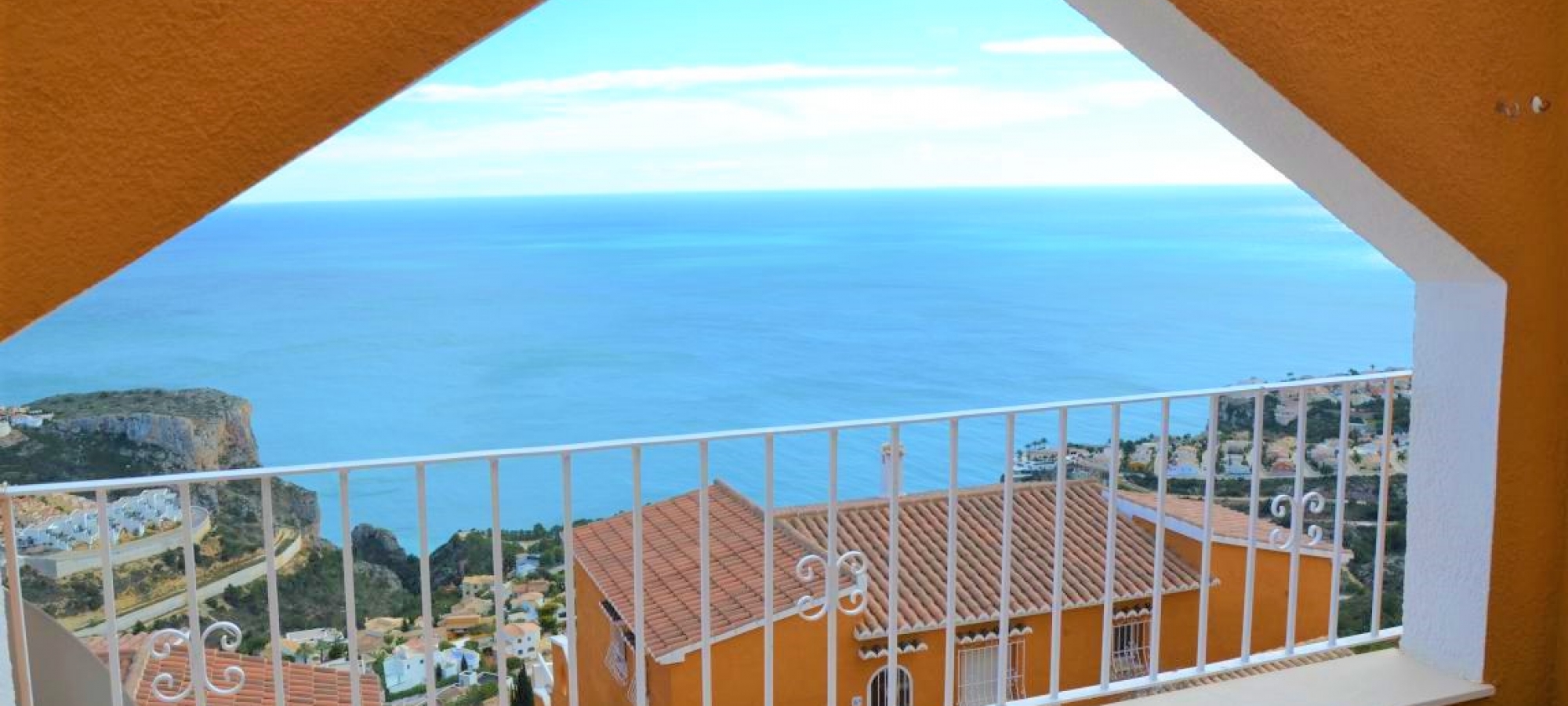 PUEBLO PANORAMA > 3 bedroom, 2 bathroom duplex apartment with stunning panoramic sea views