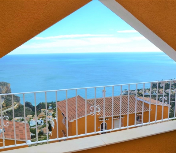 PUEBLO PANORAMA > 3 bedroom, 2 bathroom duplex apartment with stunning panoramic sea views