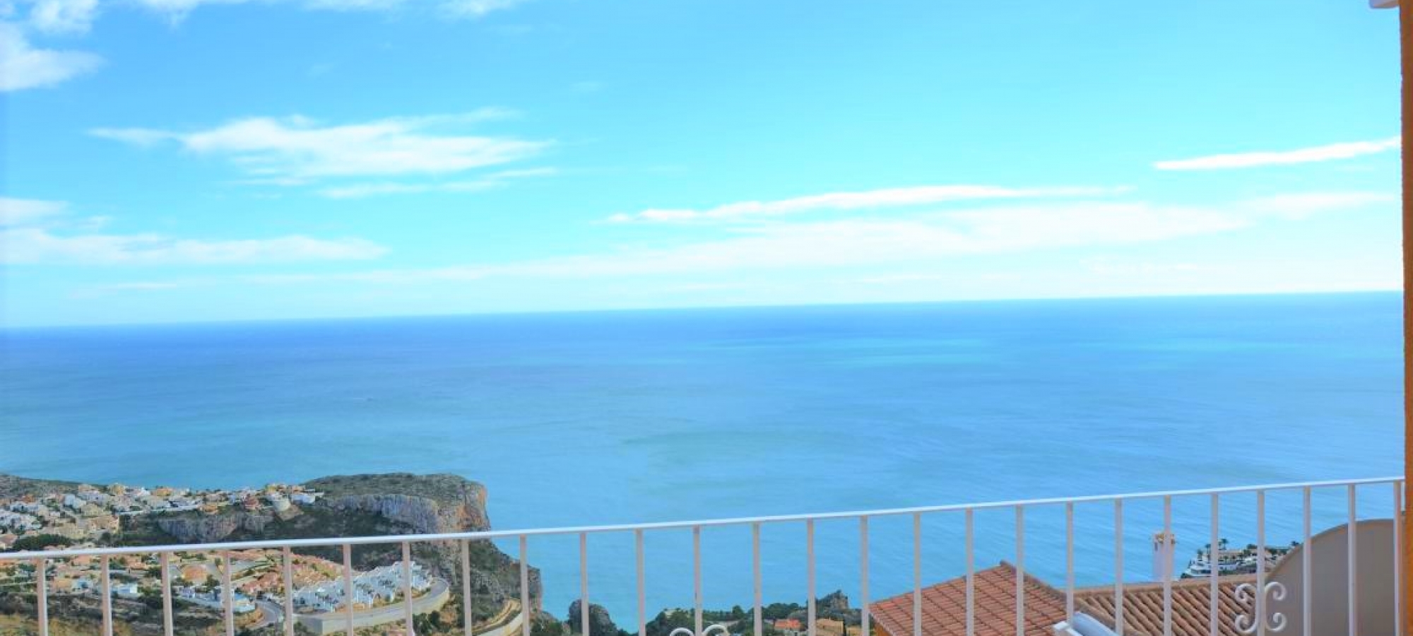 PUEBLO PANORAMA > 3 bedroom, 2 bathroom duplex apartment with stunning panoramic sea views