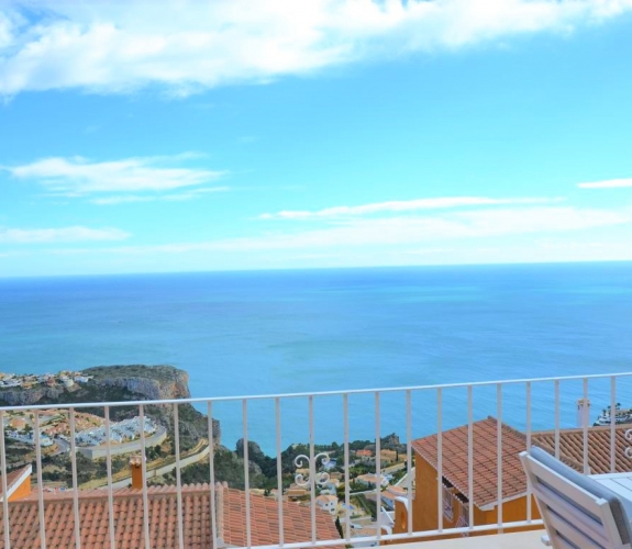 PUEBLO PANORAMA > 3 bedroom, 2 bathroom duplex apartment with stunning panoramic sea views