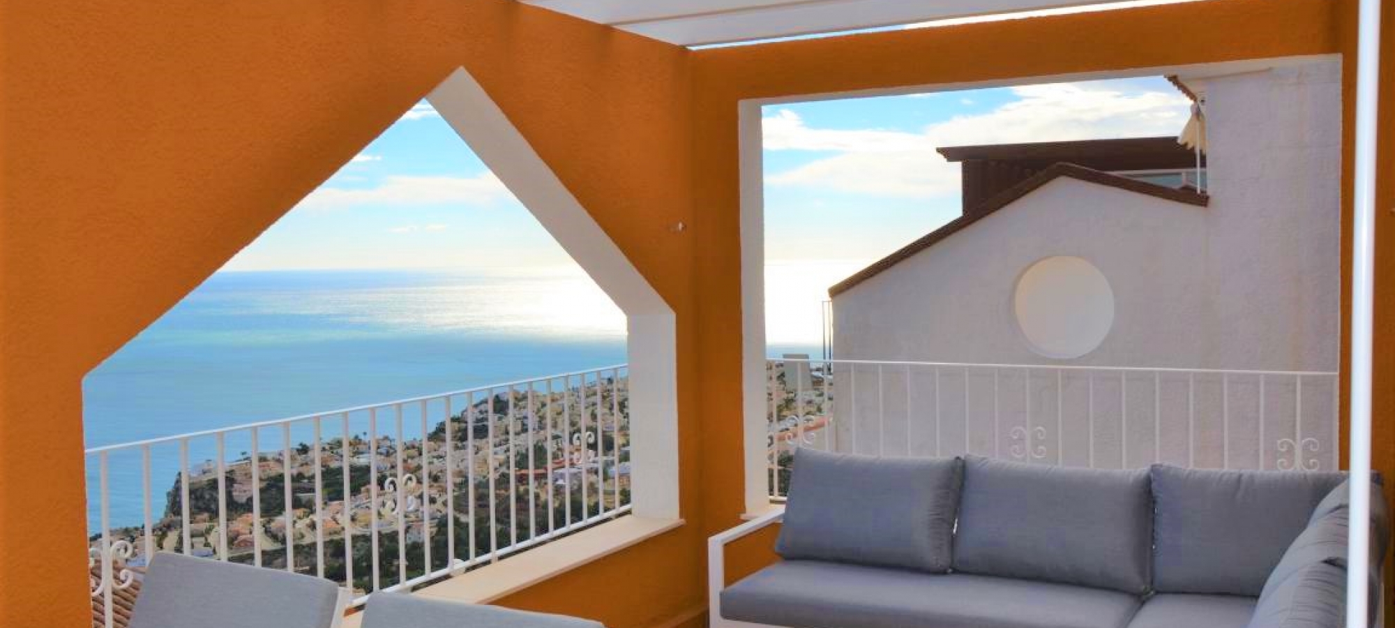 PUEBLO PANORAMA > 3 bedroom, 2 bathroom duplex apartment with stunning panoramic sea views