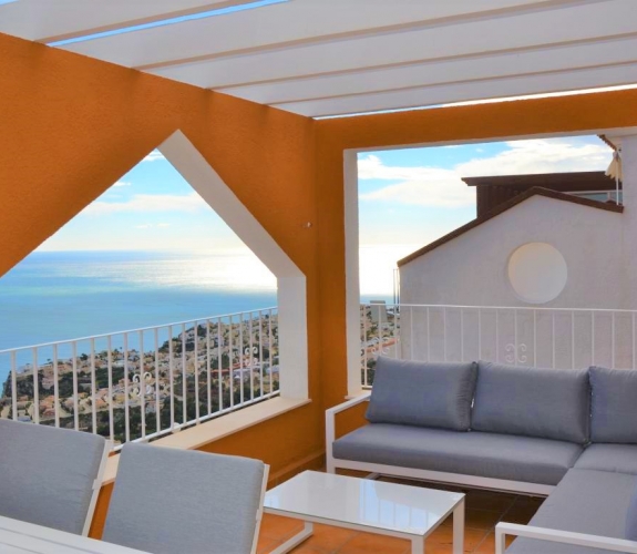 PUEBLO PANORAMA > 3 bedroom, 2 bathroom duplex apartment with stunning panoramic sea views