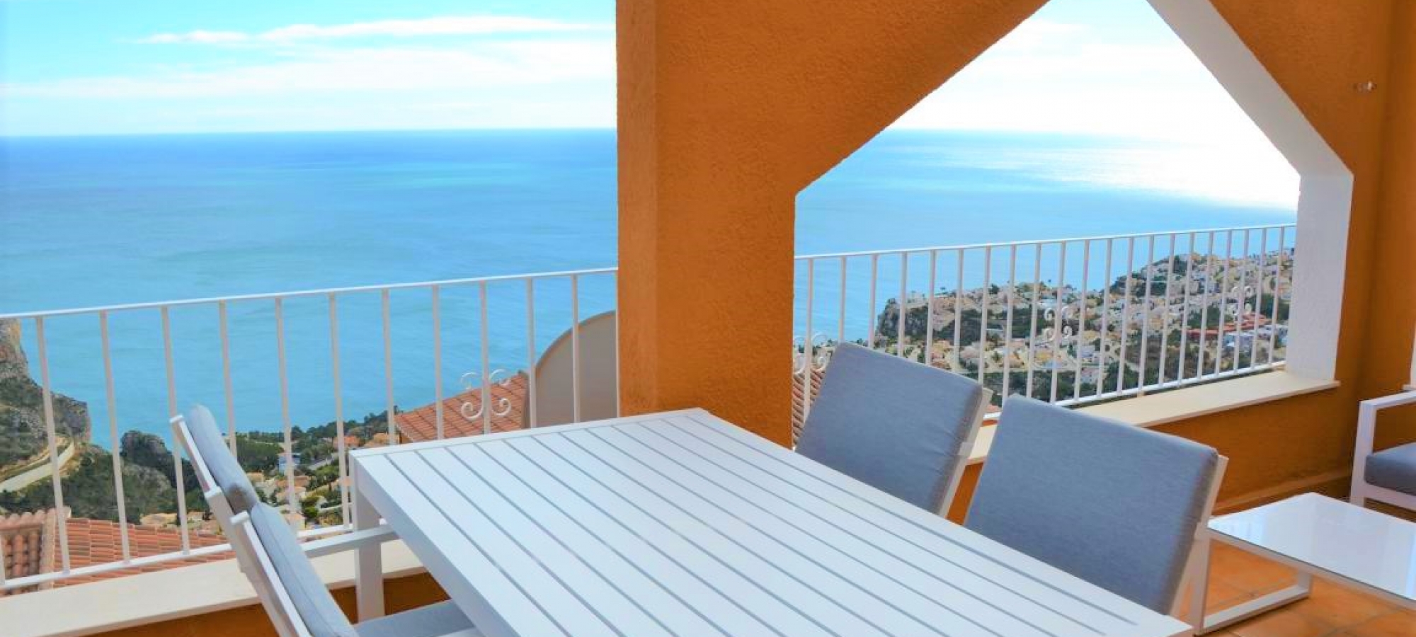 PUEBLO PANORAMA > 3 bedroom, 2 bathroom duplex apartment with stunning panoramic sea views