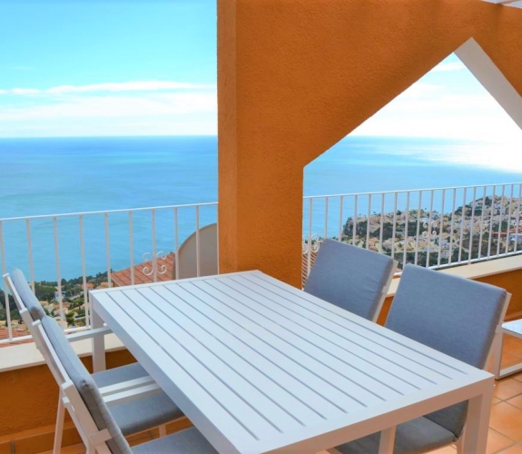 PUEBLO PANORAMA > 3 bedroom, 2 bathroom duplex apartment with stunning panoramic sea views