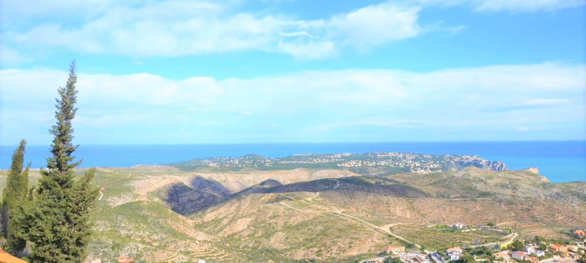 PUEBLO PANORAMA> 3-værelses, 2 badeværelser duplex lejlighed med fantastisk panoramaudsigt over havet