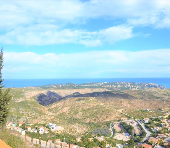 PUEBLO PANORAMA > 3 bedroom, 2 bathroom duplex apartment with stunning panoramic sea views