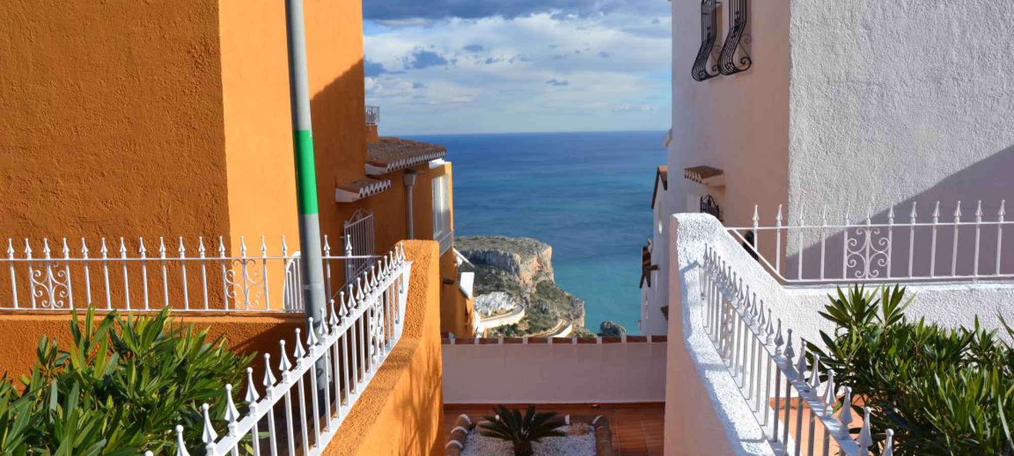 PUEBLO PANORAMA > 3 bedroom, 2 bathroom duplex apartment with stunning panoramic sea views