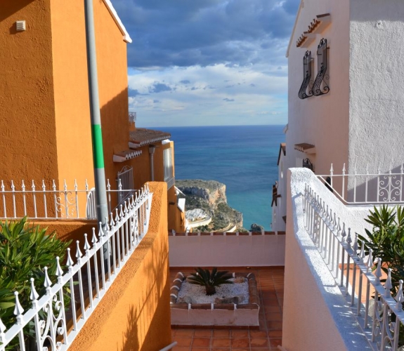 PUEBLO PANORAMA > 3 bedroom, 2 bathroom duplex apartment with stunning panoramic sea views