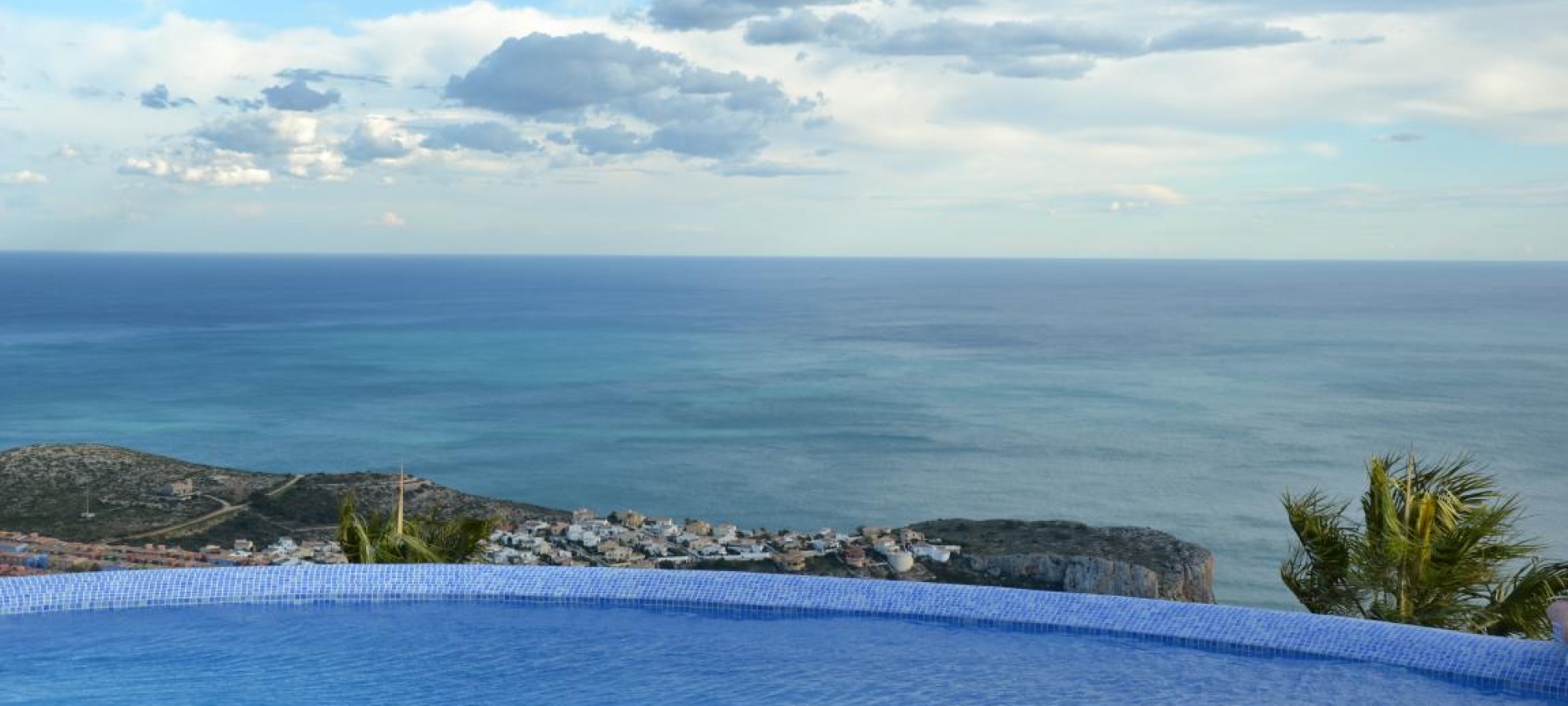 PUEBLO PANORAMA > 3 bedroom, 2 bathroom duplex apartment with stunning panoramic sea views