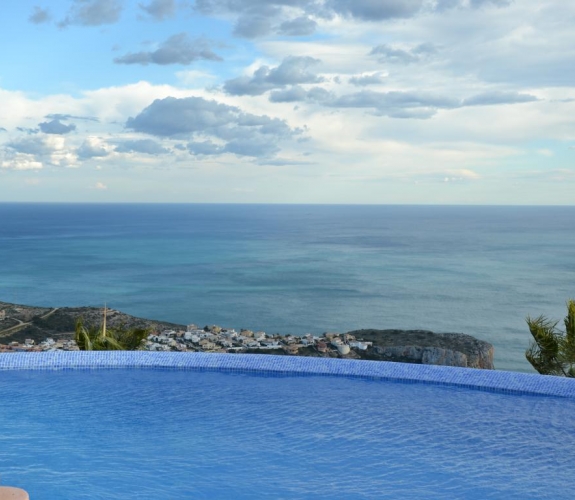 PUEBLO PANORAMA > 3 bedroom, 2 bathroom duplex apartment with stunning panoramic sea views