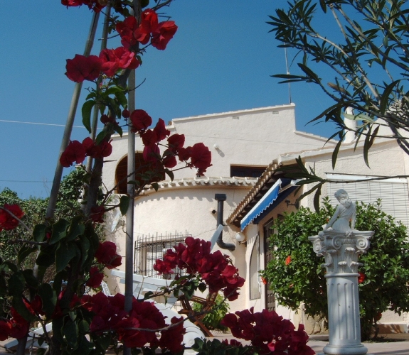 COSTA BLANCA >> MORAIRA> LA SABATERA - Rummelig villa på en stor grund