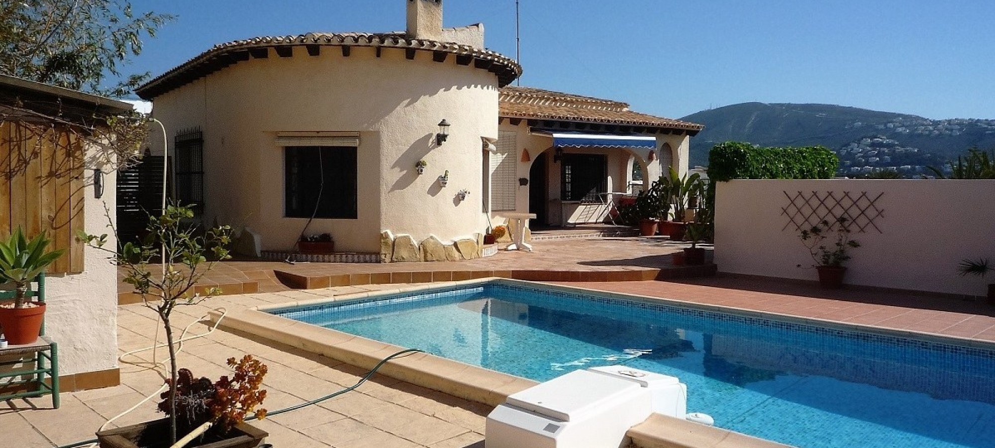 COSTA BLANCA >> MORAIRA> LA SABATERA - Rummelig villa på en stor grund