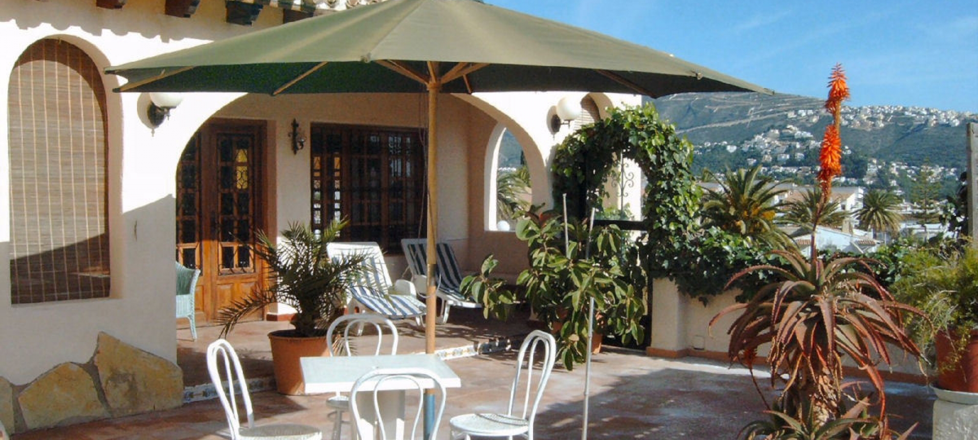 COSTA BLANCA >> MORAIRA> LA SABATERA - Rummelig villa på en stor grund