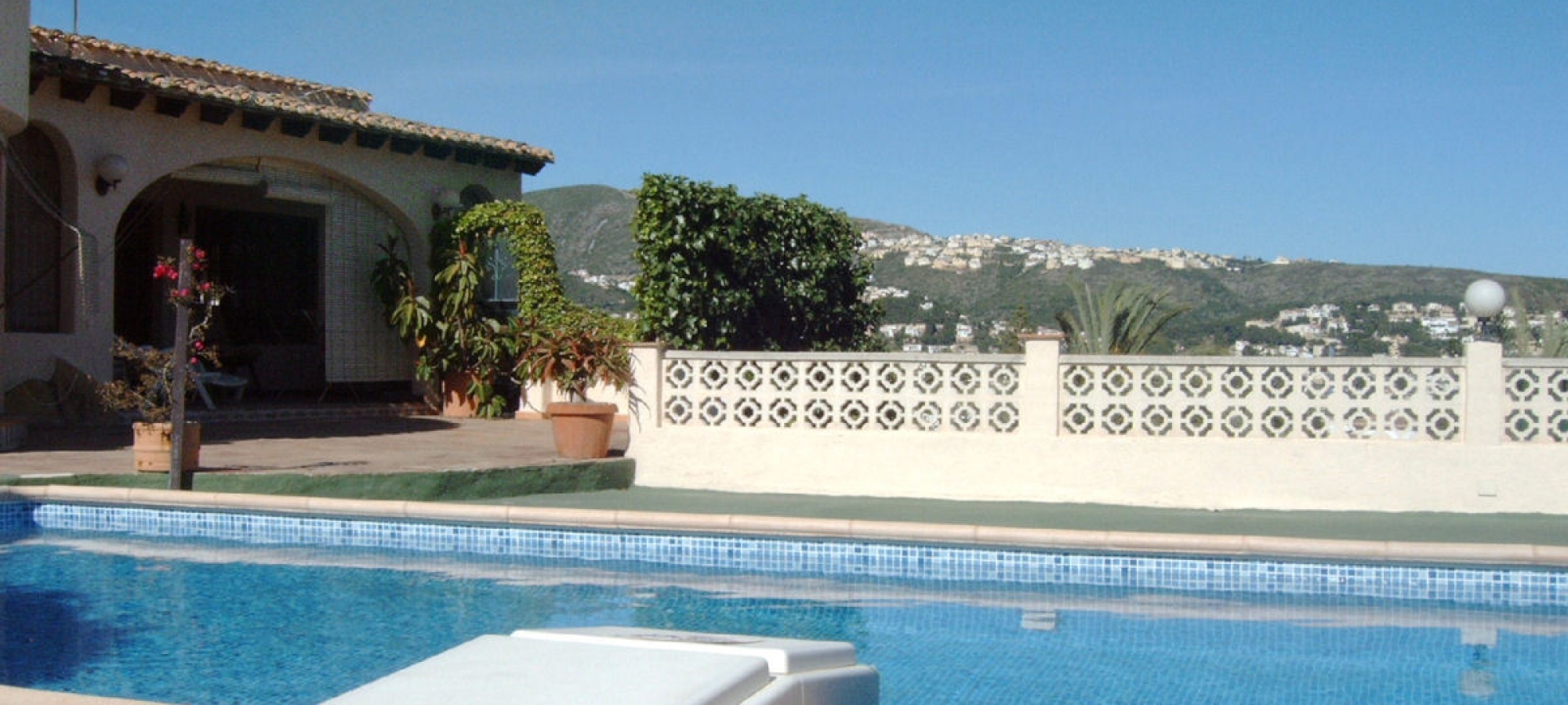 COSTA BLANCA >> MORAIRA> LA SABATERA - Rummelig villa på en stor grund