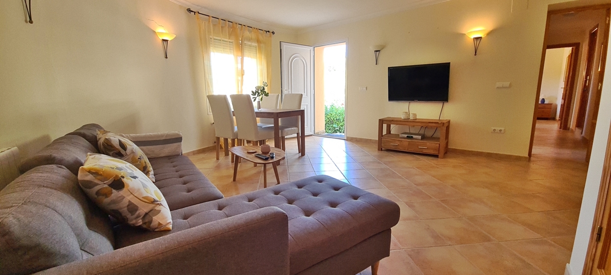 BENISSA > MONTEMAR - Immaculate presented villa with a total of 3 bedrooms and independent apartment