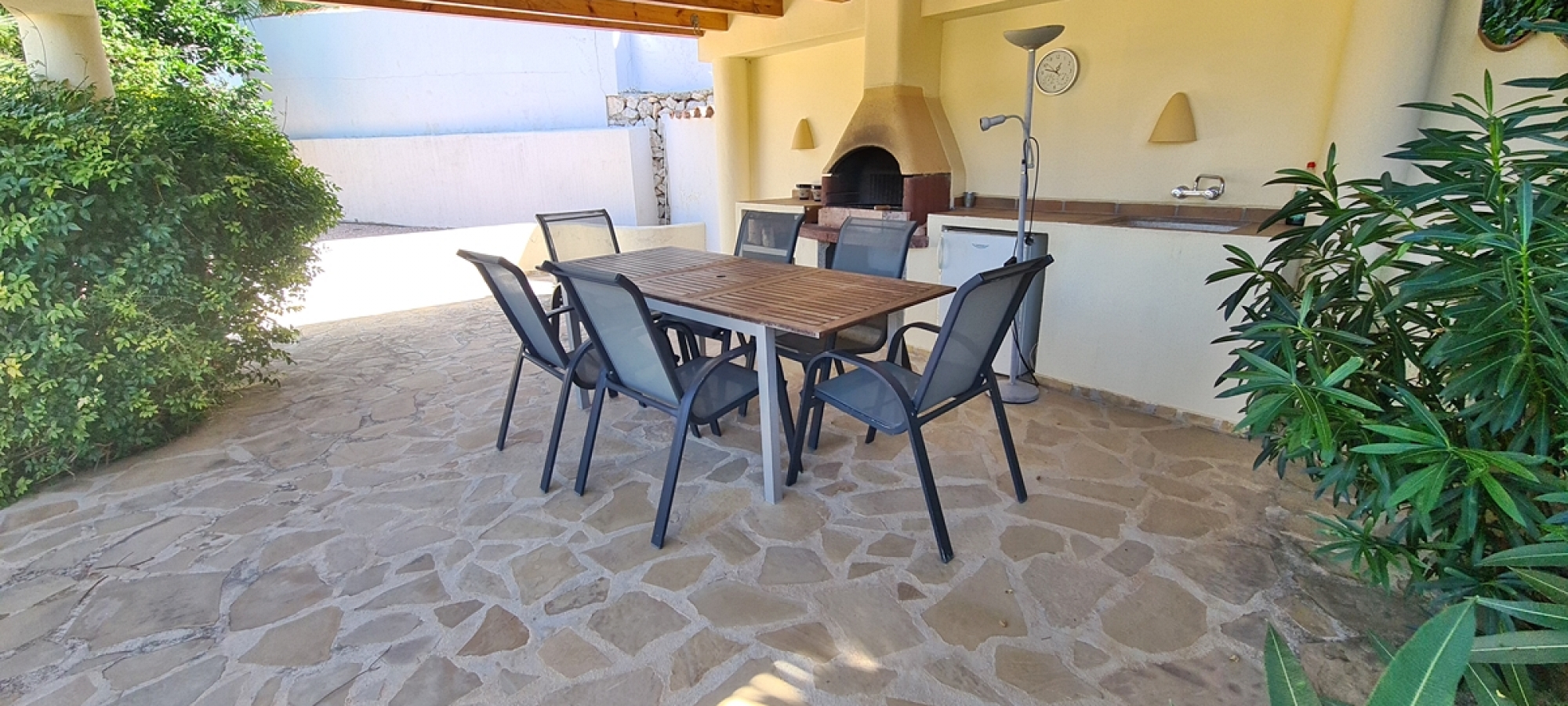 BENISSA > MONTEMAR - Immaculate presented villa with a total of 3 bedrooms and independent apartment