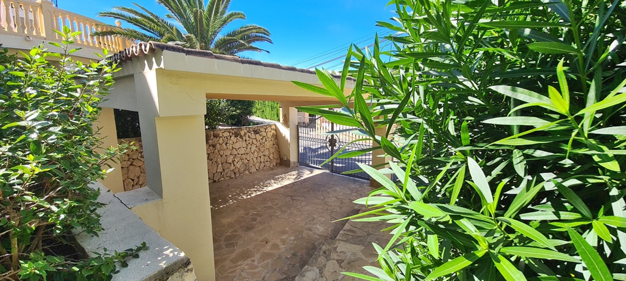 BENISSA > MONTEMAR - Immaculate presented villa with a total of 3 bedrooms and independent apartment