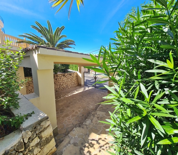 BENISSA > MONTEMAR - Immaculate presented villa with a total of 3 bedrooms and independent apartm...