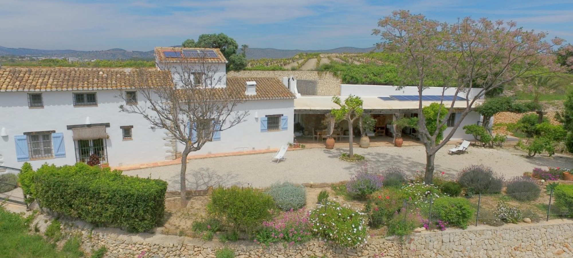 COSTA BLANCA >> MORAIRA - Traditionel og 100-årig finca med 3 soveværelser og panoramaudsigt.