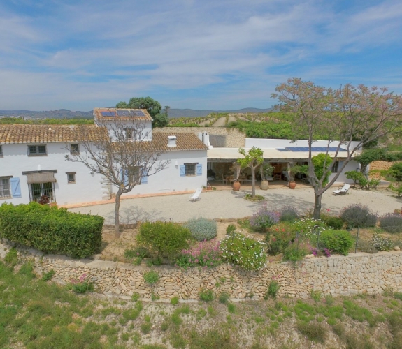 COSTA BLANCA >> MORAIRA - Traditionel og 100-årig finca med 3 soveværelser og panoramaudsigt....