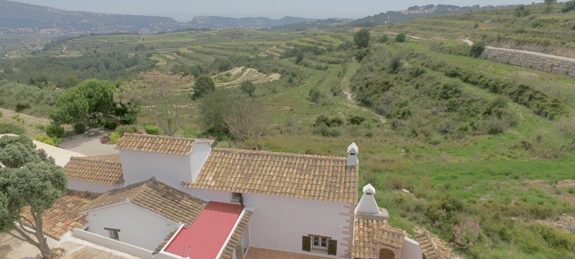 COSTA BLANCA >> MORAIRA - Traditionel og 100-årig finca med 3 soveværelser og panoramaudsigt.