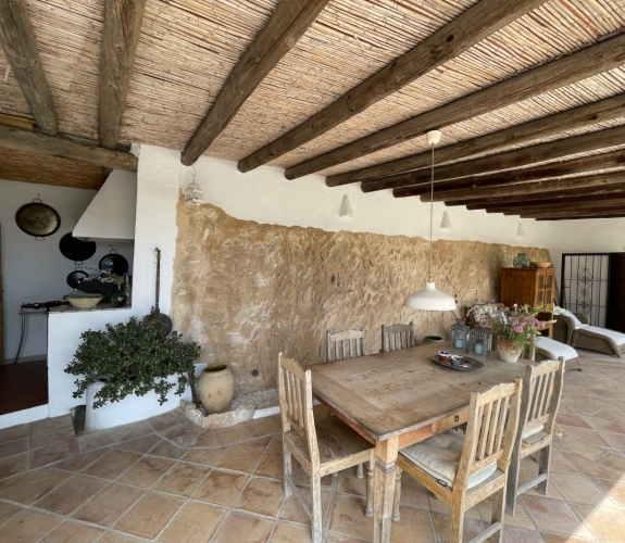 COSTA BLANCA >> MORAIRA - Traditionel og 100-årig finca med 3 soveværelser og panoramaudsigt....